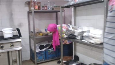 رئيس حي شرق شبرا الخيمة بالقليوبية: حملات بيئية ورقابية على منافذ بيع وتخزين السلع الغذائية 