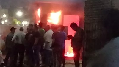 اندلاع حريق في كشك بجوار السكة الحديد بمدينة بنها | صور 
