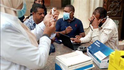 الصحة: تطعيم 1.1 مليون مواطن ضد فيروس كورونا في 8 أيام ضمن حملة طرق الأبواب