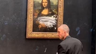 بباروكة وكرسي متحرك.. رجل يتنكر لتشويه لوحة الموناليزا بمتحف اللوفر لسبب غريب| صور