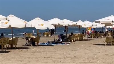 إقبال متوسط على الشواطئ ببورسعيد والعريش هربًا من ارتفاع الحرارة | بث مباشر