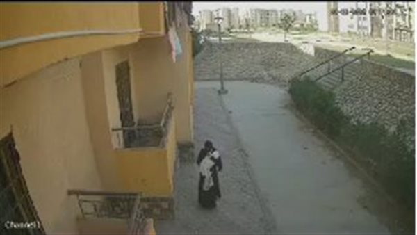 إلقاء أم لطفلتها