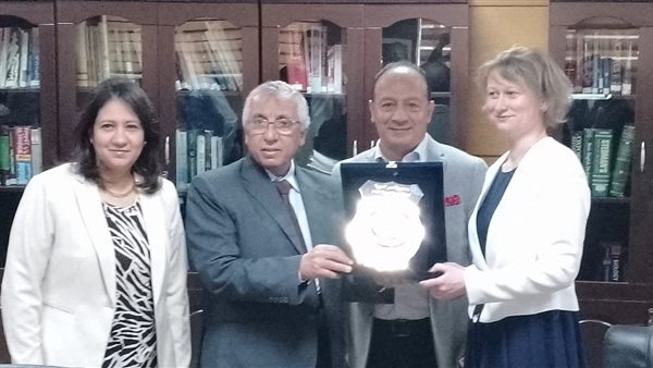 وفد بولندي يزور معهد