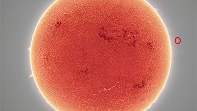 مصور يرصد كرات نارية ضخمة على سطح الشمس |صور