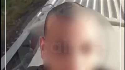 مواطن يعرض حياته للخطر.. تسطح قطارًا على خط الصعيد | فيديو