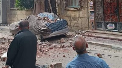 انهيار شرفة منزل بالغربية والأمن يُخلي السكان منه لحين إعداد تقرير هندسي بحالته| صور