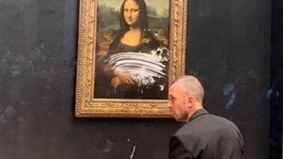 بعد تلطيخها بالحلوى.. مدعي عام باريس يفتح تحقيقًا في حادث تخريب لوحة الموناليزا