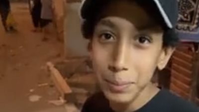 طفل يبيع الوافل أمام منزله بالمعادي: فتحت المشروع ده عشان استغل الإجازة.. ونفسي أطلع لاعب كرة | بث مباشر