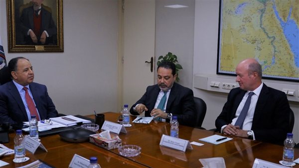 وزير المالية مع وفد