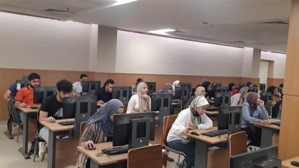 طلاب كلية الألسن