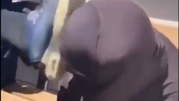 تركي يركل مسنة سورية