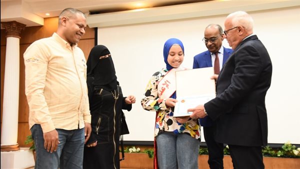 محافظ بورسعيد يكرم