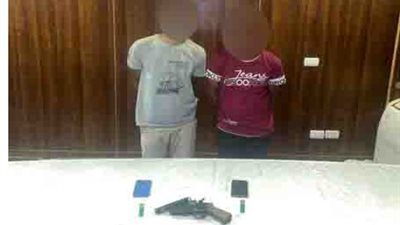 تحت تهديد السلاح.. القبض على عاطلين سرقا سيارة سيدة وهاتفيها بالقاهرة