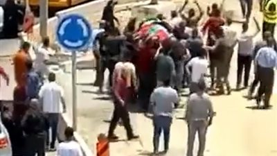 قوات الاحتلال الإسرائيلي تعتدي على مشيعي جثمان الصحفية الفلسطينية غفران وراسنة | فيديو