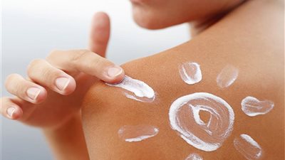 كريمات الوقاية من الشمس القديمة تصيب بأخطر أكبر من أشعتها|دراسة