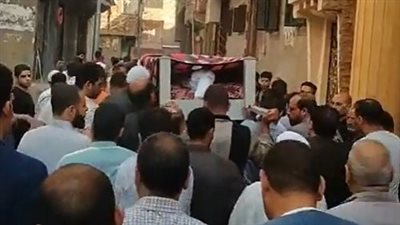 مات داخل غرفة العمليات.. الحزن يخيم على مشيعي طبيب المنوفية | بث مباشر 