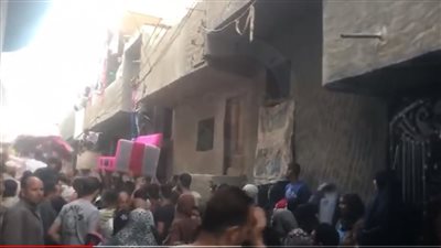 للحفاظ عليه وتسليمه لمالكي العقار.. أهالي قرية طاهر في كفر الشيخ يخلون أثاث منزل منهار | فيديو 