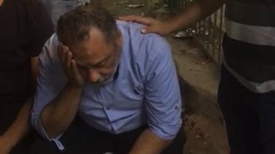 انهيار والد الشاب ضحية الخطأ الطبي بمستشفى خاص بالمعادي: الدكتور قالي قطعت الشريان الأورطي | بث مباشر 