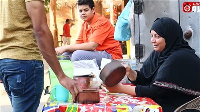 قد التحدي كله.. سيدة الرضا بالمقسوم أم حمزة أشهر بائعة حواوشي بشبرا: ولادي بكليات قمة وبيساعدوني في الشغل | فيتشر