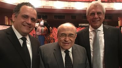 راجح داوود يهدي مؤلفاته للدكتور مصطفى الفقي في الأوبرا