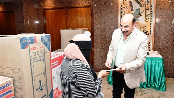 محافظ أسوان