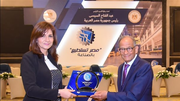 وزيرة الهجرة مع المهندس