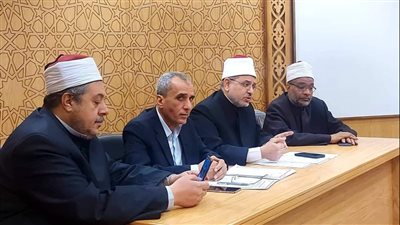رئيس المعاهد الأزهرية يشدد على ضرورة اتباع اللوائح المنظمة لندب ونقل المعلمين