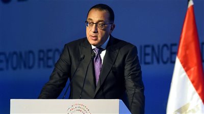 يشهد توقيع وثائق للتعاون بين البلدين.. رئيس الوزراء يصل إلى الجزائر على رأس وفد حكومي 