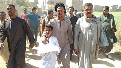 شال الكفن وهو صغير.. طفل يتقبل الكفن من قتلة والده حقنًا للدماء بسوهاج | تفاصيل 