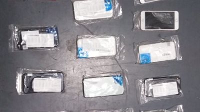 إحباط محاولة تهريب 22 هاتفًا بمطار برج العرب الدولي