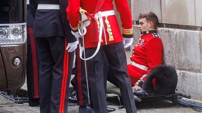 في ليوبيل الملكة إليزابيث.. إغماء وانهيار 4 جنود عند حضور خدمة عيد الشكر | صور