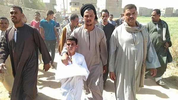 طفل يحمل الكفن بسوهاج