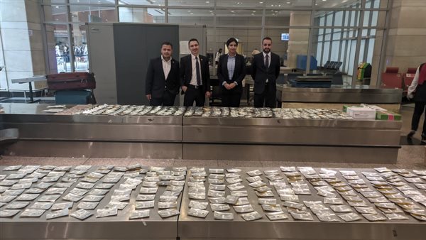 ضبط طبيب بمطار القاهرة
