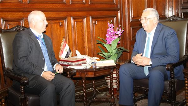 وزير الزراعة ومسؤول