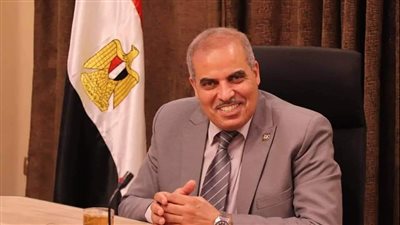 رئيس جامعة الأزهر يتابع أعمال التطوير ببوابة كلية الطب ويوجه بتوزيع المياه المثلجة على الطلاب