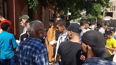 طلاب وطالبات الأدبي بالثانوية الأزهرية يتوافدون على اللجان لأداء امتحاني الفقه والحديث | فيديو