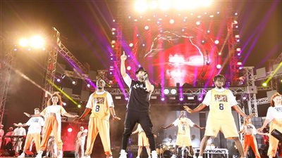 الصور الكاملة لـ حفل تامر حسني في الجامعة الأمريكية.. مسرح فضائي وهدايا ملابس