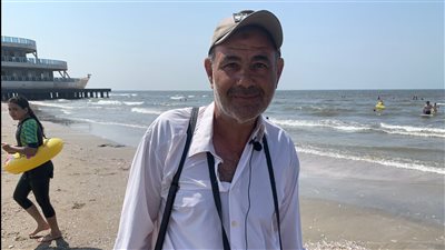 أقدم مصور على شاطئ بورسعيد.. عم رجب: الكاميرا عمرها 60 عامًا | صور وفيديو 