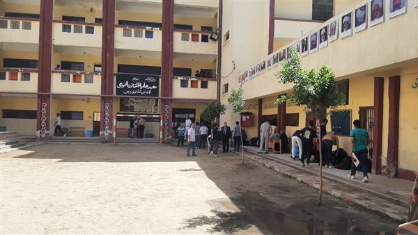 لحظة دخول طلاب الثانوية