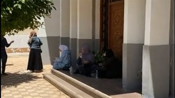 الطالبات من أمام