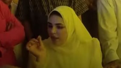عروس تحرج عريسها خلال عقد قرانهما.. ومتابعون: أسلوبها صعب وعايزة شهرة | فيديوجراف