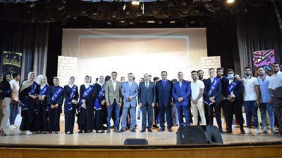 رئيس جامعة بني سويف يشهد أول مشروع تخرج لطلاب قسم المسرح والدراما بكلية الآداب 