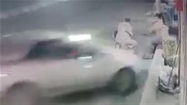 شخص يدهس شاب وشقيقة