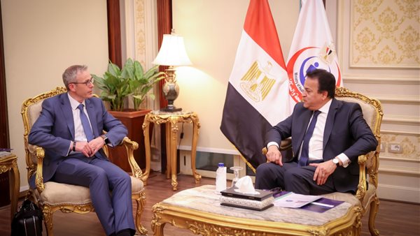 وزير الصحة ومسئول