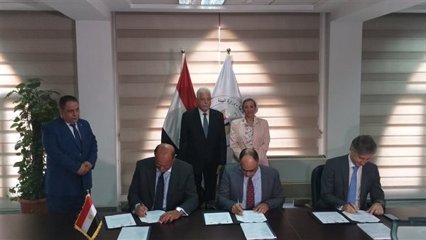 وزيرة البيئة توقع