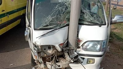 تعطل الحركة المرورية بالطريق الزراعي بطوخ بسبب حادث تصادم سيارة بعمود إنارة