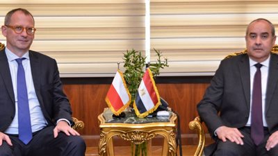 وزير الطيران يبحث مع سفير بولندا تعزيز التعاون في مجال النقل الجوي