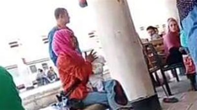 قتلت ولادها قبل كده.. أم تصفع رضيعها بوحشية في محطة قطار المنيا | فيديو