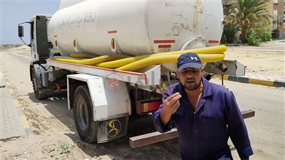 كارثة.. سيارات الصرف الصحي بالغردقة تُفرغ حمولتها داخل بيارات العمارات السكنية | صور وفيديو