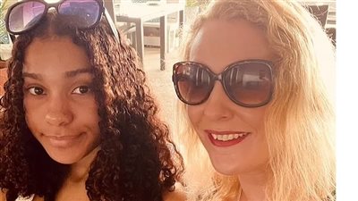 مصابة بحساسية شديدة من المكسرات.. بريطانية تتعرض للإغماء على متن طائرة بسبب رفض راكب التوقف عن تناول الفول السوداني 